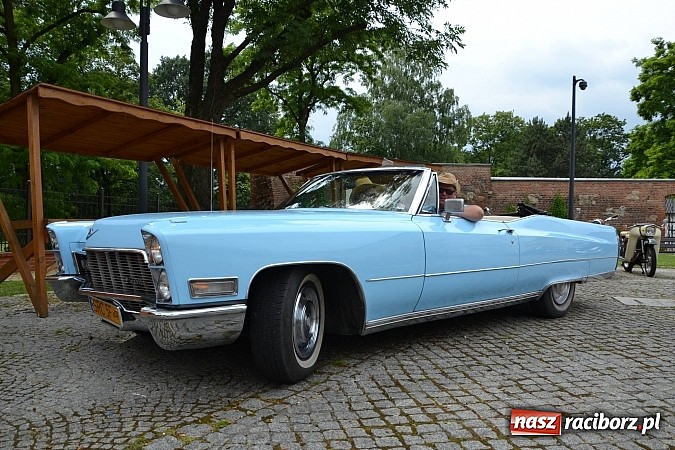 Zdjęcie w galerii na portalu naszraciborz.pl: Uczestnicy VIII Zlotu Pojazdów Zabytkowych zawitali na Zamek Piastowski w Raciborzu wiadomości z regionu