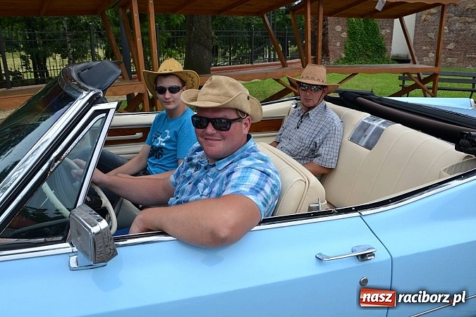 Zdjęcie w galerii na portalu naszraciborz.pl: Uczestnicy VIII Zlotu Pojazdów Zabytkowych zawitali na Zamek Piastowski w Raciborzu wiadomości z regionu