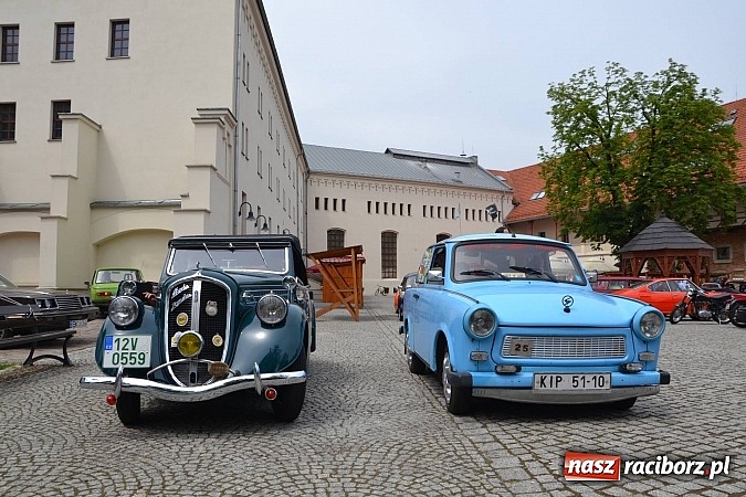 Zdjęcie w galerii na portalu naszraciborz.pl: Uczestnicy VIII Zlotu Pojazdów Zabytkowych zawitali na Zamek Piastowski w Raciborzu wiadomości z regionu