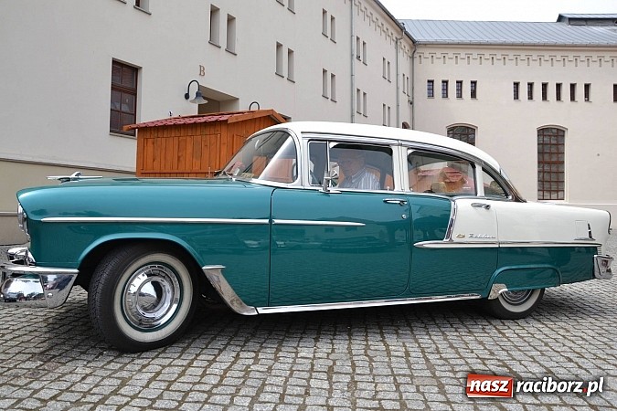 Zdjęcie w galerii na portalu naszraciborz.pl: Uczestnicy VIII Zlotu Pojazdów Zabytkowych zawitali na Zamek Piastowski w Raciborzu wiadomości z regionu