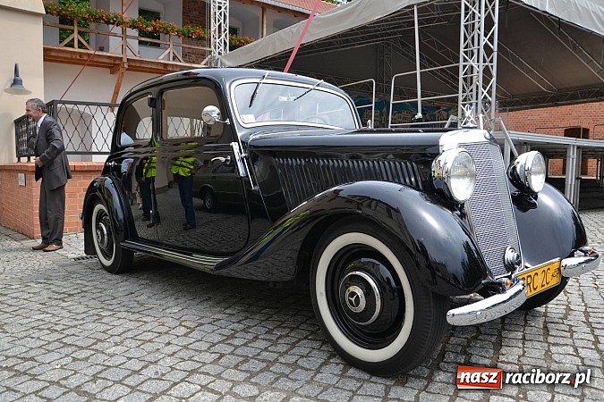 Zdjęcie w galerii na portalu naszraciborz.pl: Uczestnicy VIII Zlotu Pojazdów Zabytkowych zawitali na Zamek Piastowski w Raciborzu wiadomości z regionu