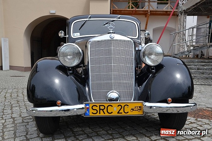 Zdjęcie w galerii na portalu naszraciborz.pl: Uczestnicy VIII Zlotu Pojazdów Zabytkowych zawitali na Zamek Piastowski w Raciborzu wiadomości z regionu