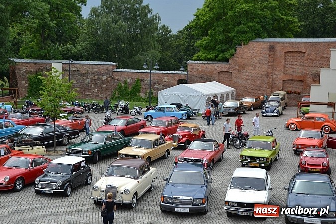 Zdjęcie w galerii na portalu naszraciborz.pl: Uczestnicy VIII Zlotu Pojazdów Zabytkowych zawitali na Zamek Piastowski w Raciborzu wiadomości z regionu