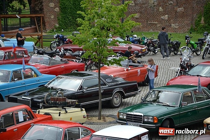 Zdjęcie w galerii na portalu naszraciborz.pl: Uczestnicy VIII Zlotu Pojazdów Zabytkowych zawitali na Zamek Piastowski w Raciborzu wiadomości z regionu