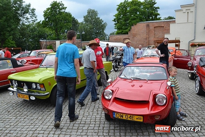 Zdjęcie w galerii na portalu naszraciborz.pl: Uczestnicy VIII Zlotu Pojazdów Zabytkowych zawitali na Zamek Piastowski w Raciborzu wiadomości z regionu