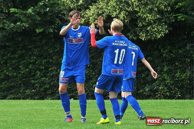 Zdjęcie w galerii na portalu naszraciborz.pl: Unia Racibórz z pucharem prezydenta wiadomości z regionu