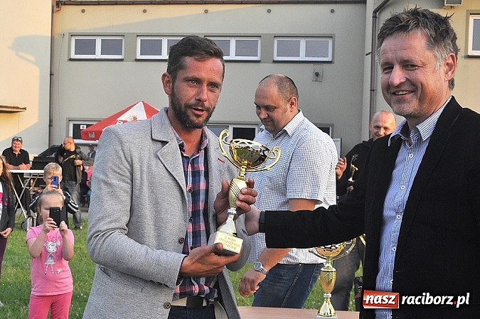 Zdjęcie w galerii na portalu naszraciborz.pl: Unia Racibórz z pucharem prezydenta wiadomości z regionu