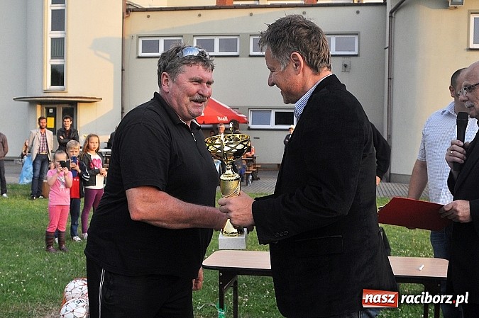 Zdjęcie w galerii na portalu naszraciborz.pl: Unia Racibórz z pucharem prezydenta wiadomości z regionu