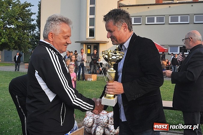 Zdjęcie w galerii na portalu naszraciborz.pl: Unia Racibórz z pucharem prezydenta wiadomości z regionu