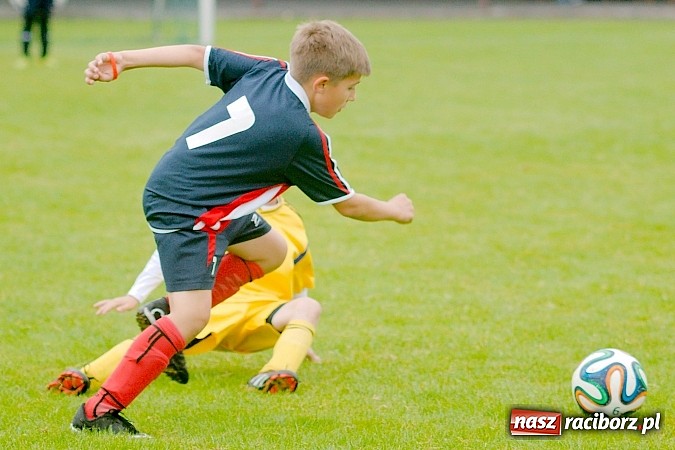 Zdjęcie w galerii na portalu naszraciborz.pl: Tworków Cup 2015: Deszczowy drugi dzień piłkarskich zmagań. Naprzód lepszy od Startu. Puchar pojechał do Rydułtów wiadomości z regionu