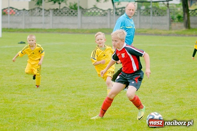 Zdjęcie w galerii na portalu naszraciborz.pl: Tworków Cup 2015: Deszczowy drugi dzień piłkarskich zmagań. Naprzód lepszy od Startu. Puchar pojechał do Rydułtów wiadomości z regionu