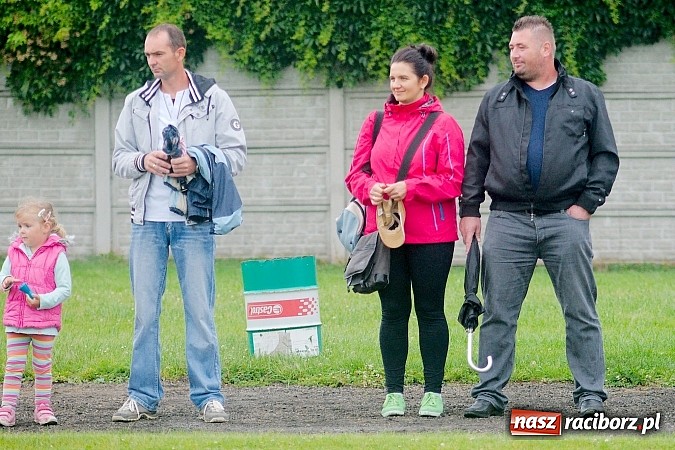 Zdjęcie w galerii na portalu naszraciborz.pl: Tworków Cup 2015: Deszczowy drugi dzień piłkarskich zmagań. Naprzód lepszy od Startu. Puchar pojechał do Rydułtów wiadomości z regionu