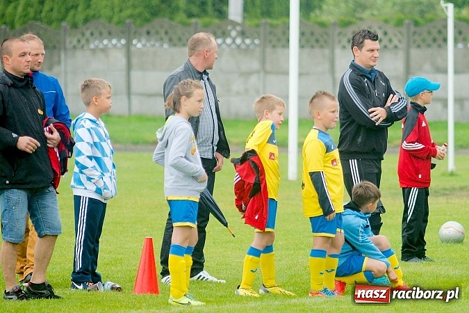 Zdjęcie w galerii na portalu naszraciborz.pl: Tworków Cup 2015: Deszczowy drugi dzień piłkarskich zmagań. Naprzód lepszy od Startu. Puchar pojechał do Rydułtów wiadomości z regionu