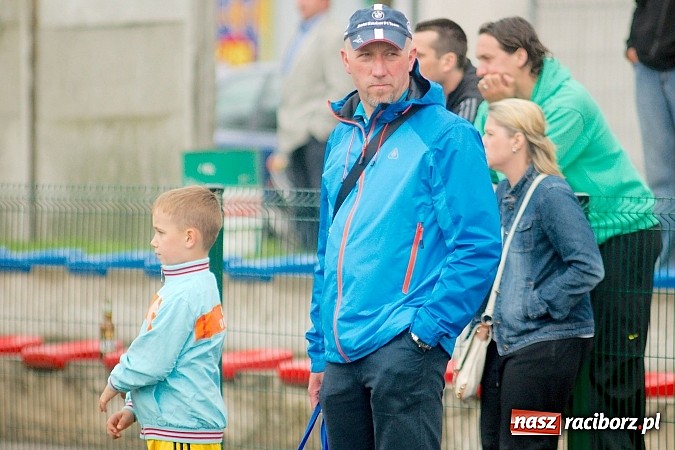 Zdjęcie w galerii na portalu naszraciborz.pl: Tworków Cup 2015: Deszczowy drugi dzień piłkarskich zmagań. Naprzód lepszy od Startu. Puchar pojechał do Rydułtów wiadomości z regionu