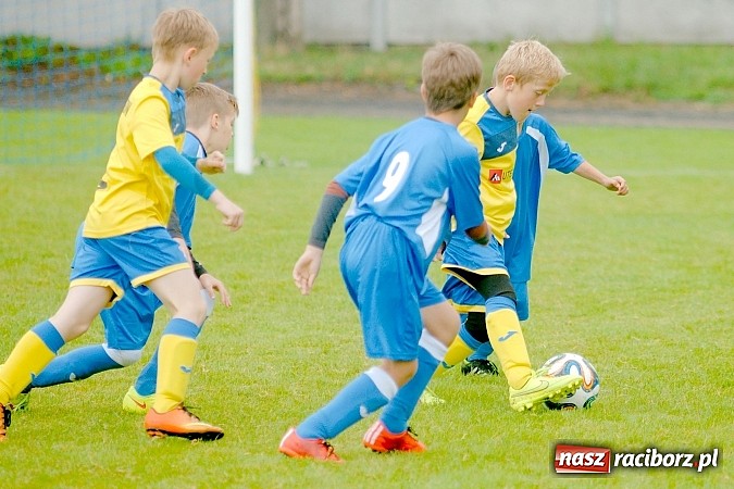 Zdjęcie w galerii na portalu naszraciborz.pl: Tworków Cup 2015: Deszczowy drugi dzień piłkarskich zmagań. Naprzód lepszy od Startu. Puchar pojechał do Rydułtów wiadomości z regionu