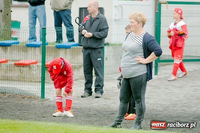 Zdjęcie w galerii na portalu naszraciborz.pl: Tworków Cup 2015: Deszczowy drugi dzień piłkarskich zmagań. Naprzód lepszy od Startu. Puchar pojechał do Rydułtów wiadomości z regionu