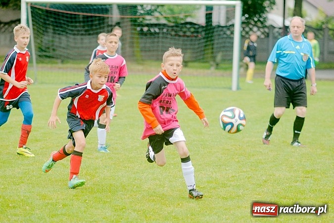 Zdjęcie w galerii na portalu naszraciborz.pl: Tworków Cup 2015: Deszczowy drugi dzień piłkarskich zmagań. Naprzód lepszy od Startu. Puchar pojechał do Rydułtów wiadomości z regionu