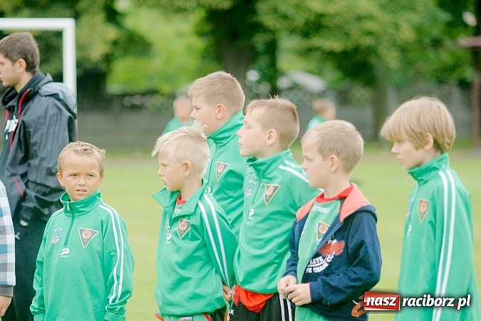 Zdjęcie w galerii na portalu naszraciborz.pl: Tworków Cup 2015: Deszczowy drugi dzień piłkarskich zmagań. Naprzód lepszy od Startu. Puchar pojechał do Rydułtów wiadomości z regionu