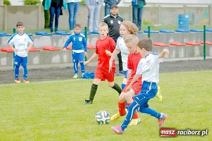 Zdjęcie w galerii na portalu naszraciborz.pl: Tworków Cup 2015: Deszczowy drugi dzień piłkarskich zmagań. Naprzód lepszy od Startu. Puchar pojechał do Rydułtów wiadomości z regionu