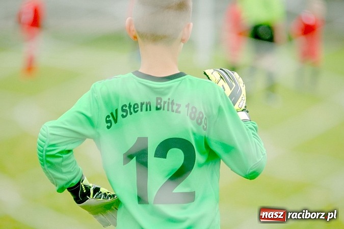 Zdjęcie w galerii na portalu naszraciborz.pl: Tworków Cup 2015: Deszczowy drugi dzień piłkarskich zmagań. Naprzód lepszy od Startu. Puchar pojechał do Rydułtów wiadomości z regionu