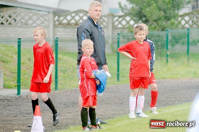 Zdjęcie w galerii na portalu naszraciborz.pl: Tworków Cup 2015: Deszczowy drugi dzień piłkarskich zmagań. Naprzód lepszy od Startu. Puchar pojechał do Rydułtów wiadomości z regionu