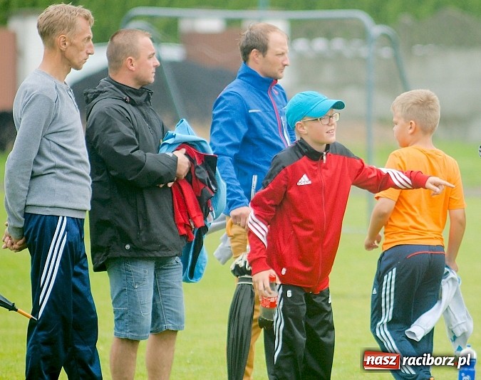 Zdjęcie w galerii na portalu naszraciborz.pl: Tworków Cup 2015: Deszczowy drugi dzień piłkarskich zmagań. Naprzód lepszy od Startu. Puchar pojechał do Rydułtów wiadomości z regionu