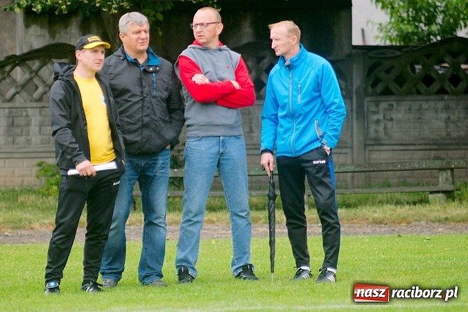 Zdjęcie w galerii na portalu naszraciborz.pl: Tworków Cup 2015: Deszczowy drugi dzień piłkarskich zmagań. Naprzód lepszy od Startu. Puchar pojechał do Rydułtów wiadomości z regionu