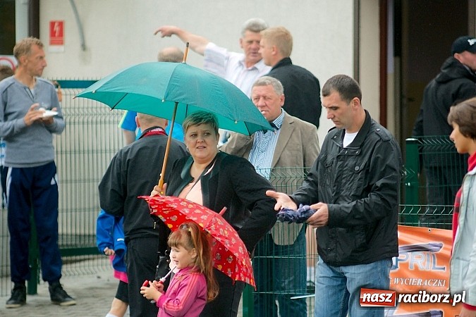 Zdjęcie w galerii na portalu naszraciborz.pl: Tworków Cup 2015: Deszczowy drugi dzień piłkarskich zmagań. Naprzód lepszy od Startu. Puchar pojechał do Rydułtów wiadomości z regionu