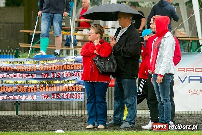 Zdjęcie w galerii na portalu naszraciborz.pl: Tworków Cup 2015: Deszczowy drugi dzień piłkarskich zmagań. Naprzód lepszy od Startu. Puchar pojechał do Rydułtów wiadomości z regionu