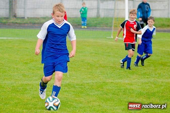 Zdjęcie w galerii na portalu naszraciborz.pl: Tworków Cup 2015: Deszczowy drugi dzień piłkarskich zmagań. Naprzód lepszy od Startu. Puchar pojechał do Rydułtów wiadomości z regionu