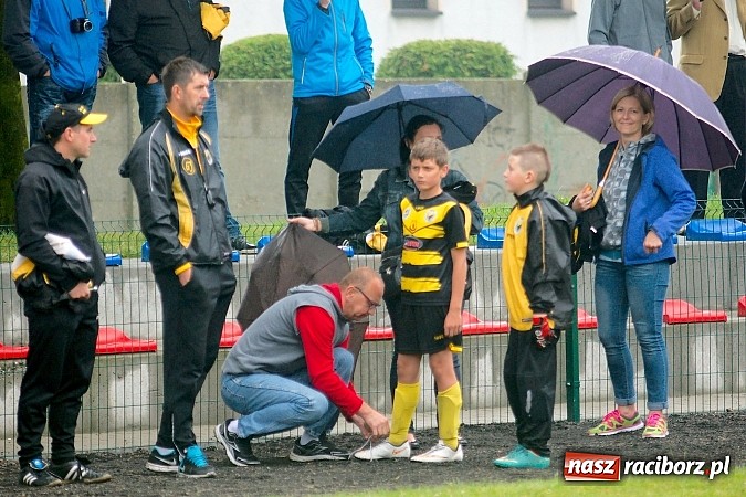 Zdjęcie w galerii na portalu naszraciborz.pl: Tworków Cup 2015: Deszczowy drugi dzień piłkarskich zmagań. Naprzód lepszy od Startu. Puchar pojechał do Rydułtów wiadomości z regionu