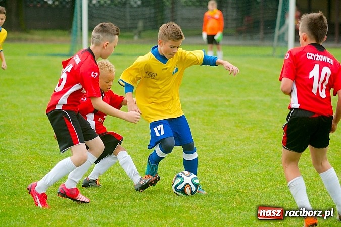 Zdjęcie w galerii na portalu naszraciborz.pl: Tworków Cup 2015: Deszczowy drugi dzień piłkarskich zmagań. Naprzód lepszy od Startu. Puchar pojechał do Rydułtów wiadomości z regionu