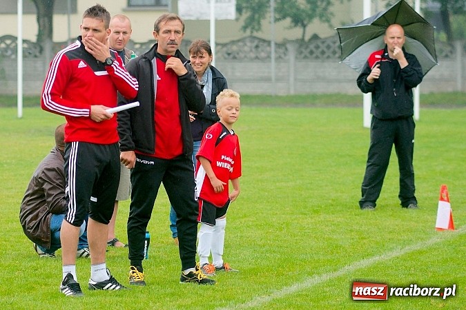 Zdjęcie w galerii na portalu naszraciborz.pl: Tworków Cup 2015: Deszczowy drugi dzień piłkarskich zmagań. Naprzód lepszy od Startu. Puchar pojechał do Rydułtów wiadomości z regionu