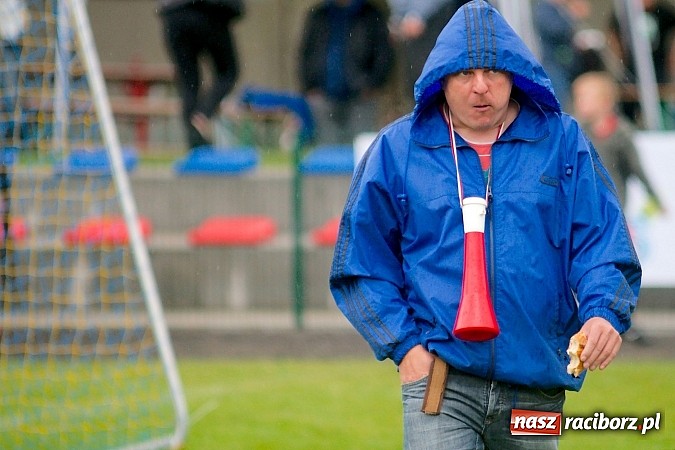 Zdjęcie w galerii na portalu naszraciborz.pl: Tworków Cup 2015: Deszczowy drugi dzień piłkarskich zmagań. Naprzód lepszy od Startu. Puchar pojechał do Rydułtów wiadomości z regionu