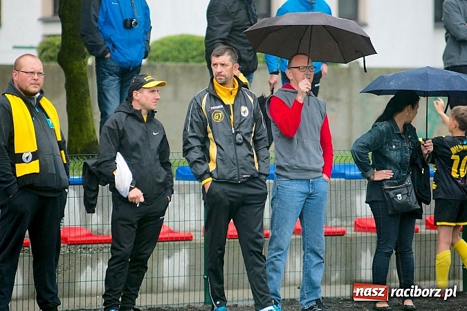 Zdjęcie w galerii na portalu naszraciborz.pl: Tworków Cup 2015: Deszczowy drugi dzień piłkarskich zmagań. Naprzód lepszy od Startu. Puchar pojechał do Rydułtów wiadomości z regionu