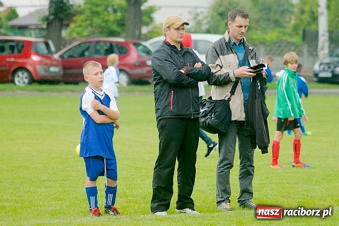Zdjęcie w galerii na portalu naszraciborz.pl: Tworków Cup 2015: Deszczowy drugi dzień piłkarskich zmagań. Naprzód lepszy od Startu. Puchar pojechał do Rydułtów wiadomości z regionu