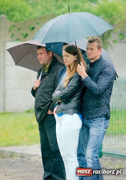 Zdjęcie w galerii na portalu naszraciborz.pl: Tworków Cup 2015: Deszczowy drugi dzień piłkarskich zmagań. Naprzód lepszy od Startu. Puchar pojechał do Rydułtów wiadomości z regionu