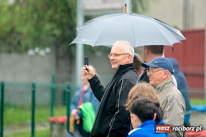 Zdjęcie w galerii na portalu naszraciborz.pl: Tworków Cup 2015: Deszczowy drugi dzień piłkarskich zmagań. Naprzód lepszy od Startu. Puchar pojechał do Rydułtów wiadomości z regionu