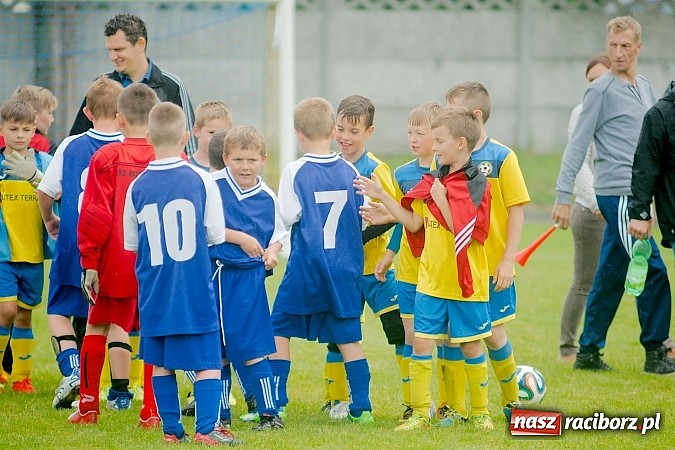 Zdjęcie w galerii na portalu naszraciborz.pl: Tworków Cup 2015: Deszczowy drugi dzień piłkarskich zmagań. Naprzód lepszy od Startu. Puchar pojechał do Rydułtów wiadomości z regionu