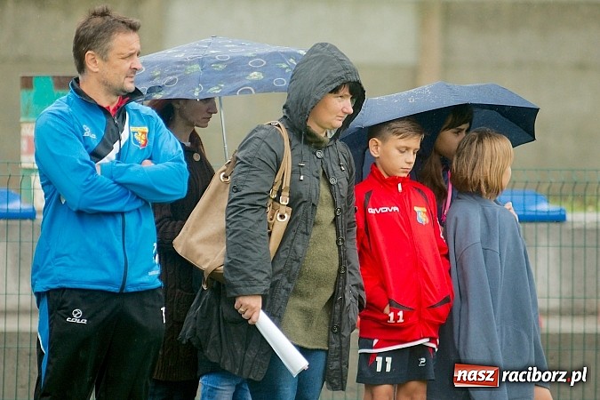 Zdjęcie w galerii na portalu naszraciborz.pl: Tworków Cup 2015: Deszczowy drugi dzień piłkarskich zmagań. Naprzód lepszy od Startu. Puchar pojechał do Rydułtów wiadomości z regionu