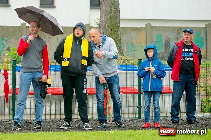 Zdjęcie w galerii na portalu naszraciborz.pl: Tworków Cup 2015: Deszczowy drugi dzień piłkarskich zmagań. Naprzód lepszy od Startu. Puchar pojechał do Rydułtów wiadomości z regionu