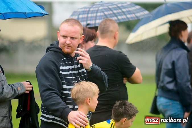 Zdjęcie w galerii na portalu naszraciborz.pl: Tworków Cup 2015: Deszczowy drugi dzień piłkarskich zmagań. Naprzód lepszy od Startu. Puchar pojechał do Rydułtów wiadomości z regionu