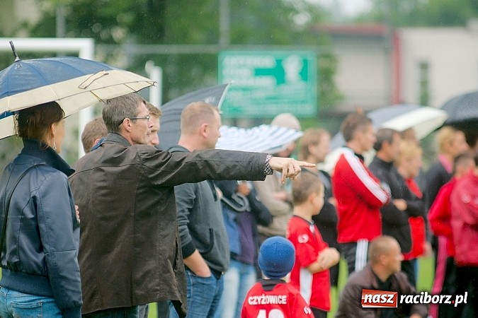 Zdjęcie w galerii na portalu naszraciborz.pl: Tworków Cup 2015: Deszczowy drugi dzień piłkarskich zmagań. Naprzód lepszy od Startu. Puchar pojechał do Rydułtów wiadomości z regionu