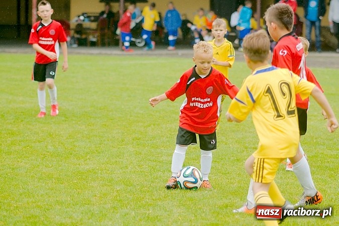 Zdjęcie w galerii na portalu naszraciborz.pl: Tworków Cup 2015: Deszczowy drugi dzień piłkarskich zmagań. Naprzód lepszy od Startu. Puchar pojechał do Rydułtów wiadomości z regionu