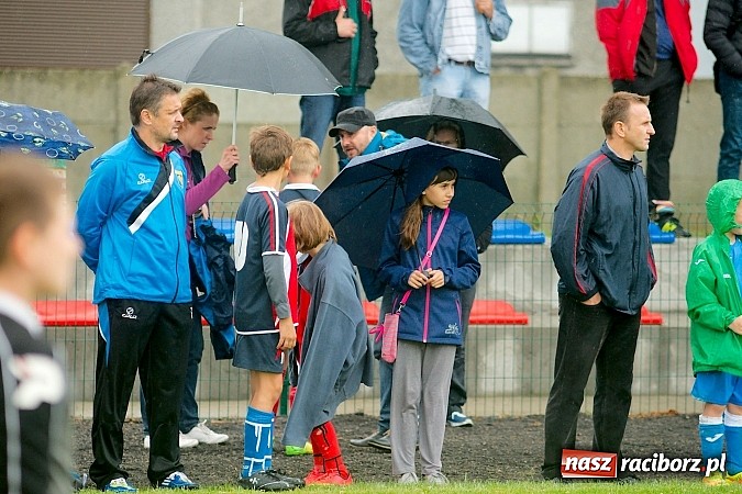 Zdjęcie w galerii na portalu naszraciborz.pl: Tworków Cup 2015: Deszczowy drugi dzień piłkarskich zmagań. Naprzód lepszy od Startu. Puchar pojechał do Rydułtów wiadomości z regionu