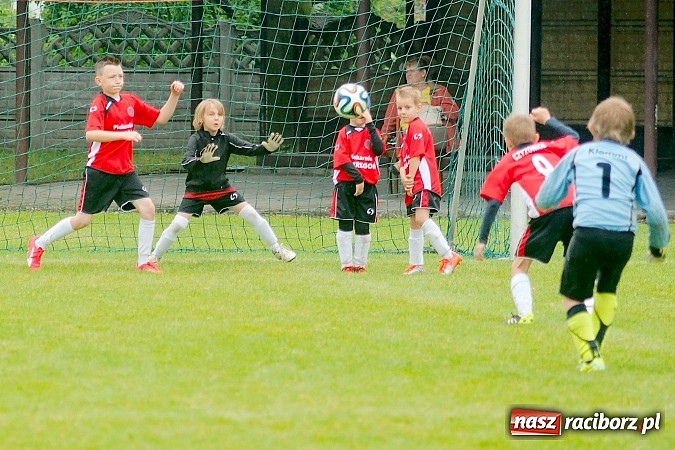 Zdjęcie w galerii na portalu naszraciborz.pl: Tworków Cup 2015: Deszczowy drugi dzień piłkarskich zmagań. Naprzód lepszy od Startu. Puchar pojechał do Rydułtów wiadomości z regionu