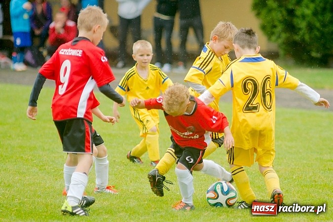 Zdjęcie w galerii na portalu naszraciborz.pl: Tworków Cup 2015: Deszczowy drugi dzień piłkarskich zmagań. Naprzód lepszy od Startu. Puchar pojechał do Rydułtów wiadomości z regionu