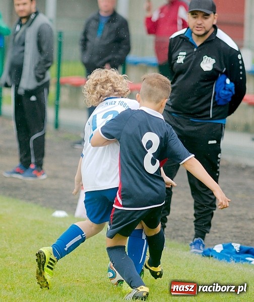 Zdjęcie w galerii na portalu naszraciborz.pl: Tworków Cup 2015: Deszczowy drugi dzień piłkarskich zmagań. Naprzód lepszy od Startu. Puchar pojechał do Rydułtów wiadomości z regionu