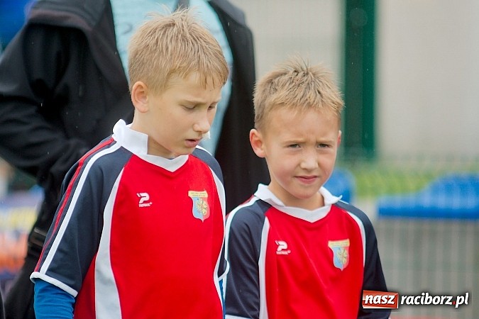 Zdjęcie w galerii na portalu naszraciborz.pl: Tworków Cup 2015: Deszczowy drugi dzień piłkarskich zmagań. Naprzód lepszy od Startu. Puchar pojechał do Rydułtów wiadomości z regionu