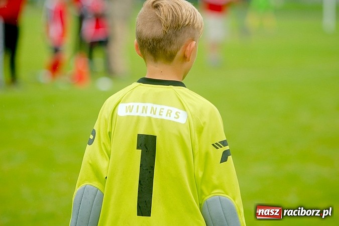 Zdjęcie w galerii na portalu naszraciborz.pl: Tworków Cup 2015: Deszczowy drugi dzień piłkarskich zmagań. Naprzód lepszy od Startu. Puchar pojechał do Rydułtów wiadomości z regionu